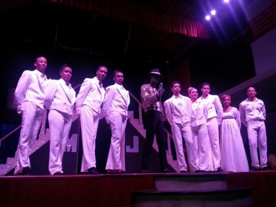 Tänzerinnen/Tänzer Iberostar Waves Costa Dorada