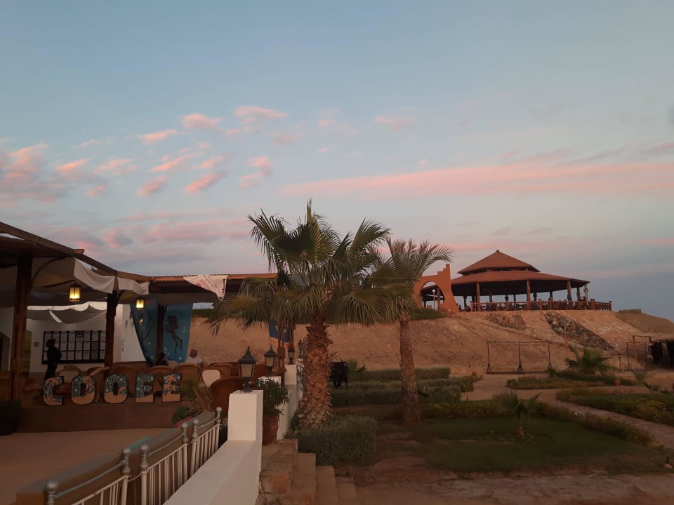 Links das Divingcenter im Hintergrund die Panorama Three Corners Equinox Beach Resort