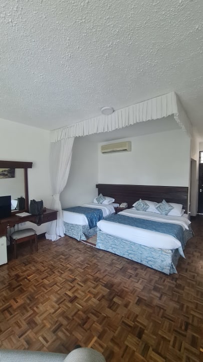 Zimmer Travellers Beach Hotel & Club