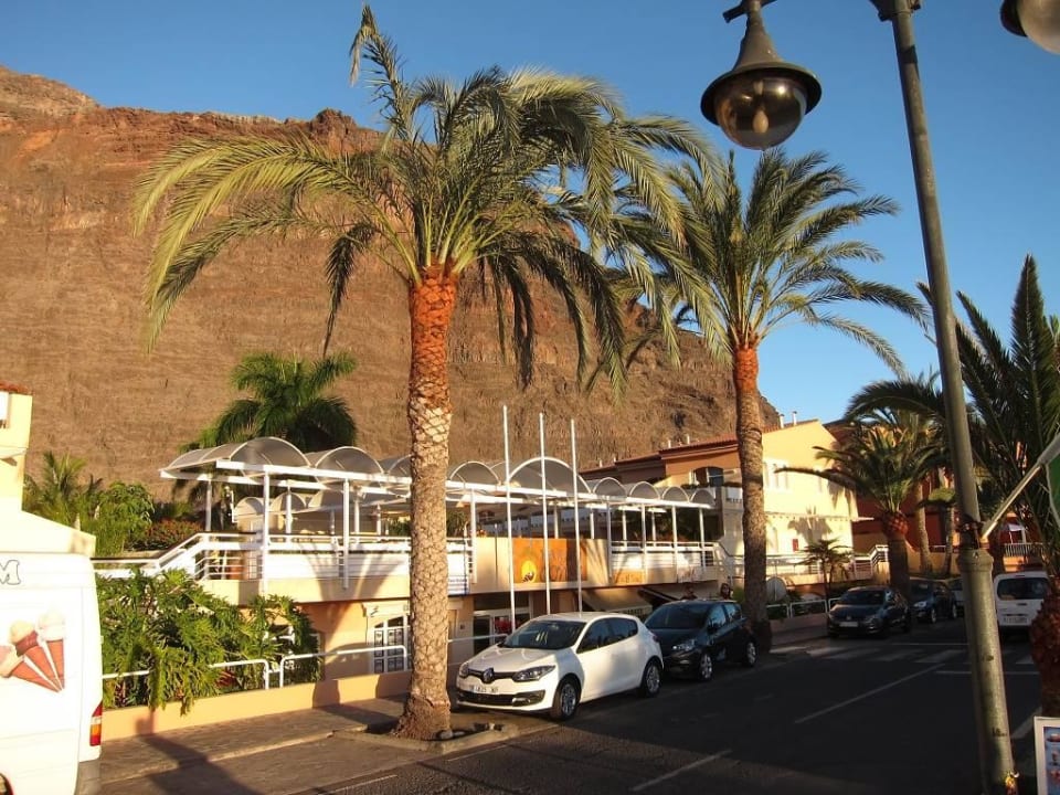 Blick auf Hoteleingang Aparthotel Jardin del Conde