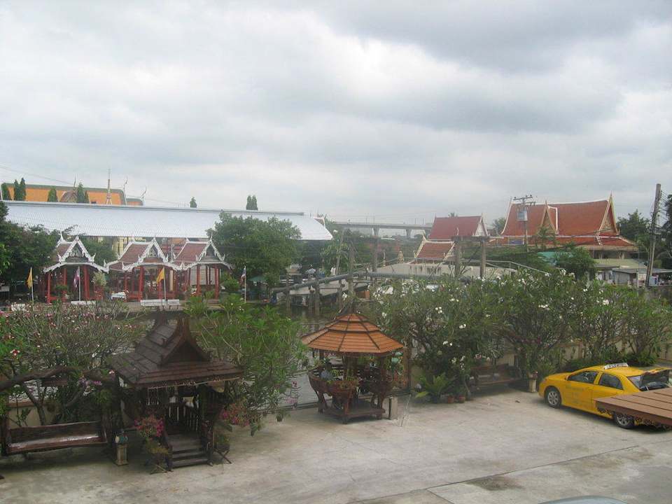 Blick auf Hotelvorplatz Hotel Queen's Garden Resort at River View Bangkok