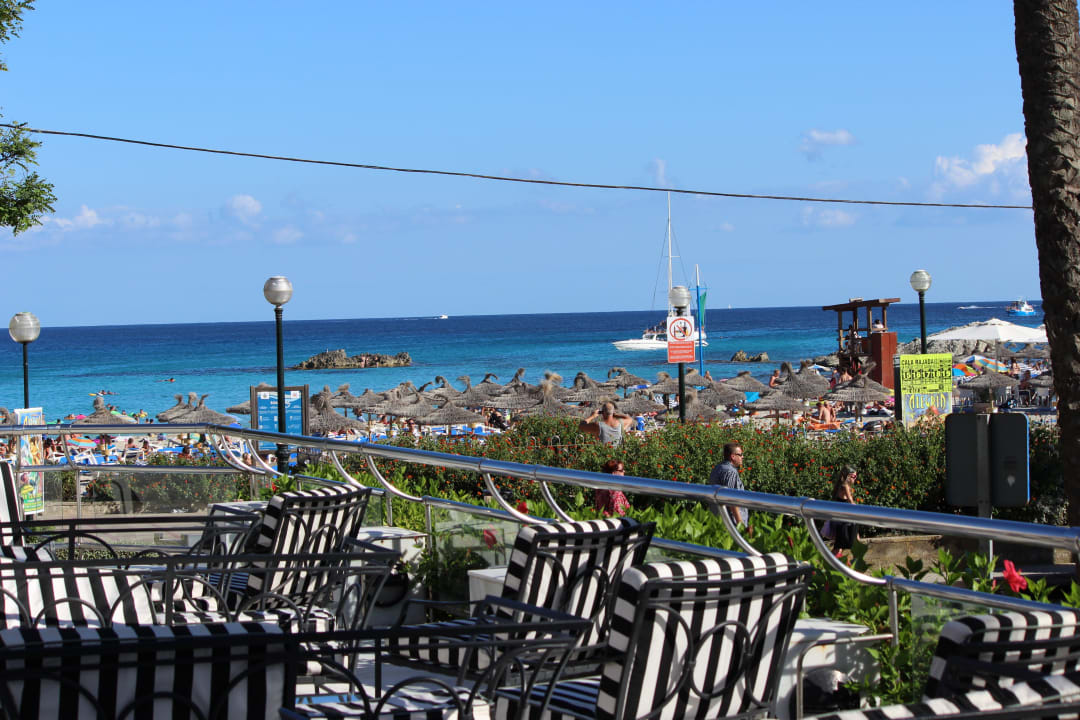 Blick von der Sonnenterrasse zum Strand Hotel Serrano Palace