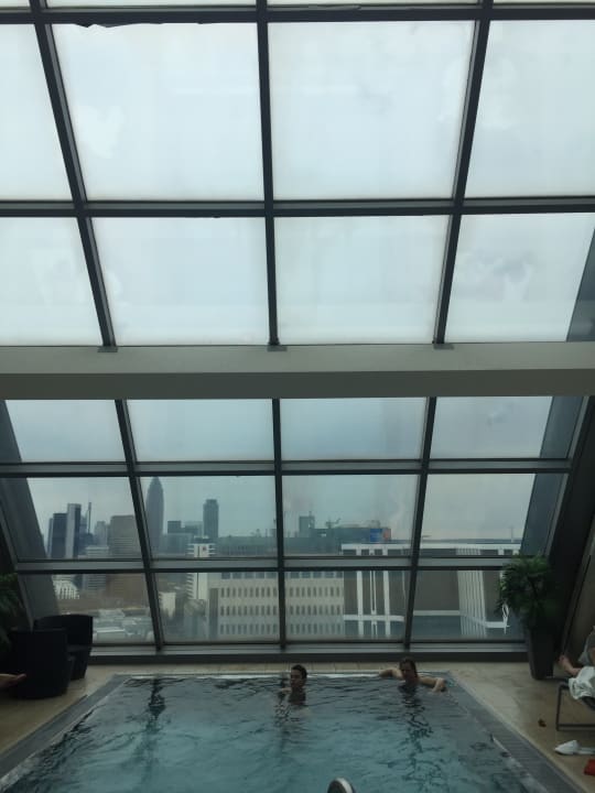 Pool Radisson Blu Hotel Frankfurt