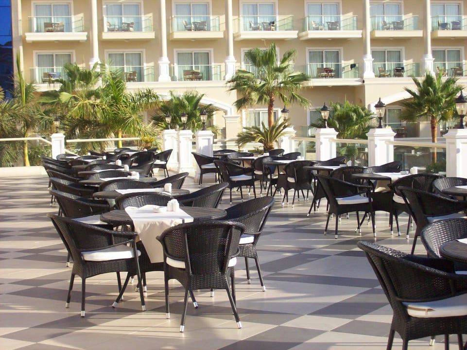 Terrasse des Hauptrestaurants Premier Le Reve Hotel & Spa