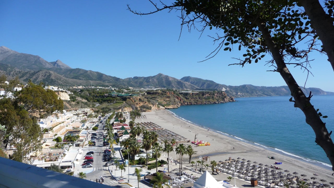 Auf die Burriana-Bucht in Nerja Hotel Riu Monica - Adults only