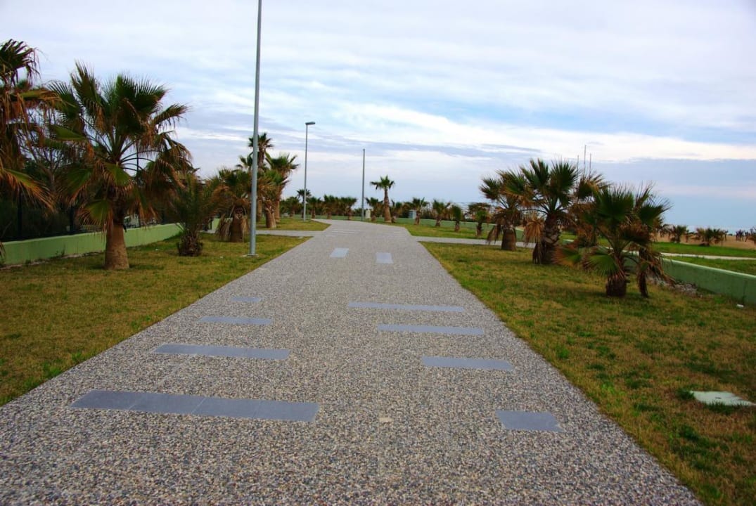 Links und Rechts Gelände vom GC VONRESORT Golden Coast