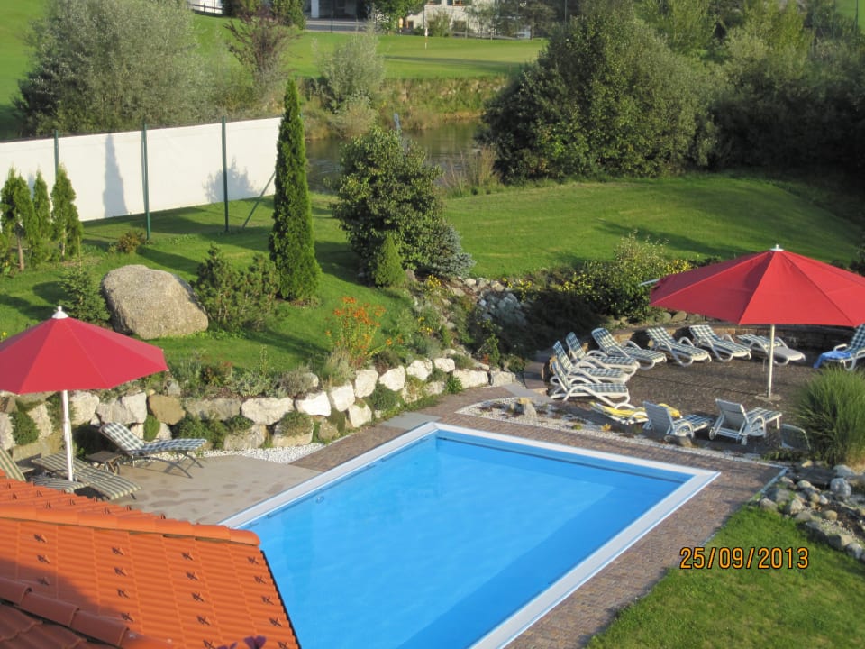 Blick aus der Suite auf beheizten Außen-Pool Hotel Dein Engel