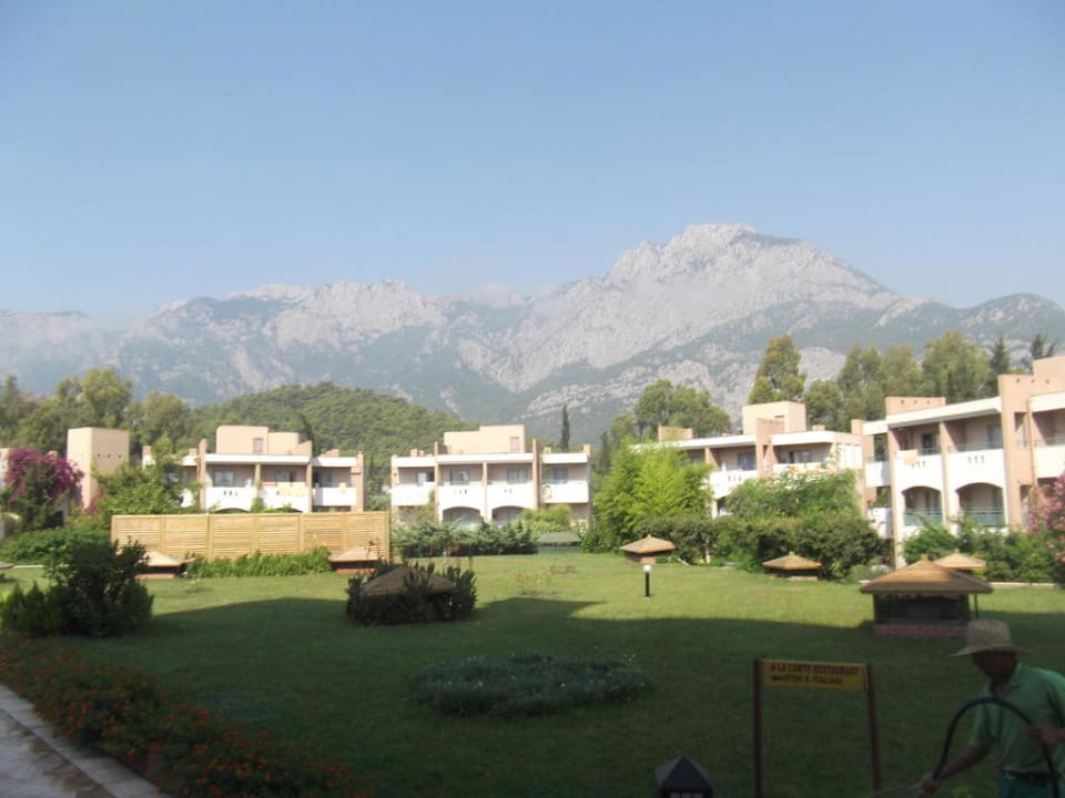 Blick auf die Bungalows und auf das Taurusgebirge Greenwood Kemer Resort