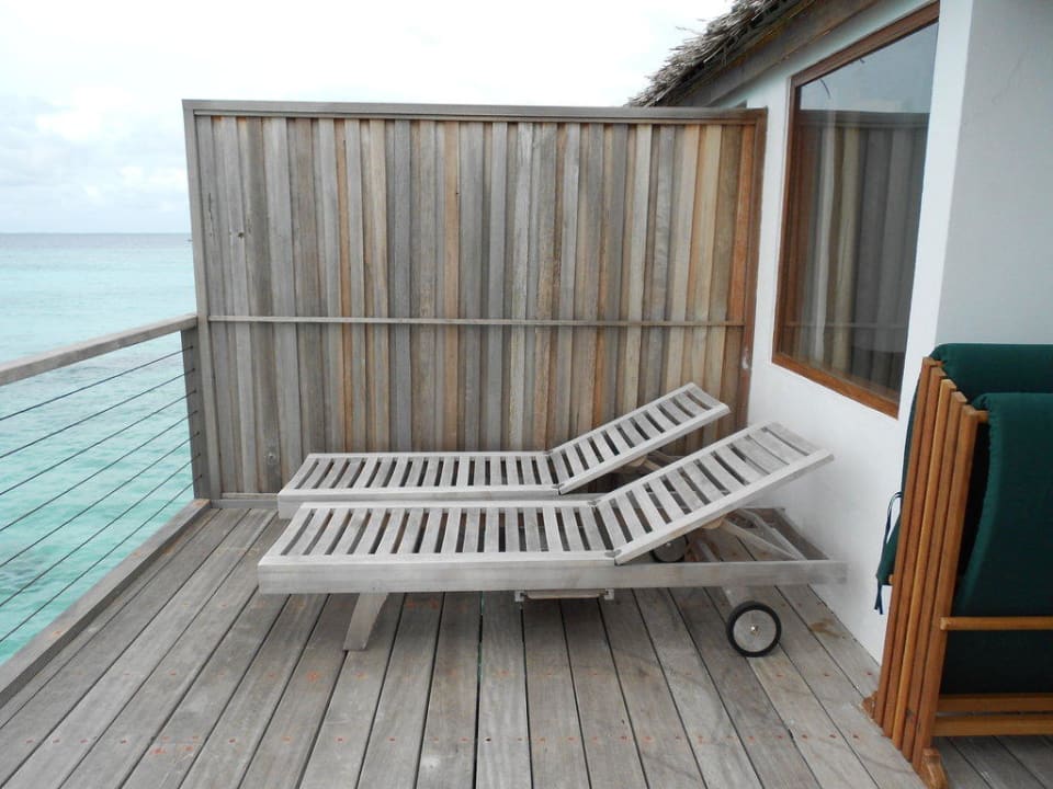 Liegen auf dem Balkon NH Collection Maldives Reethi Resort