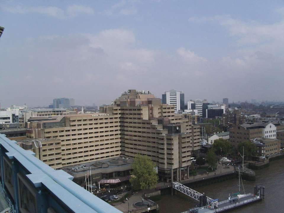 Blick aufs Hotel The Tower - A Guoman Hotel