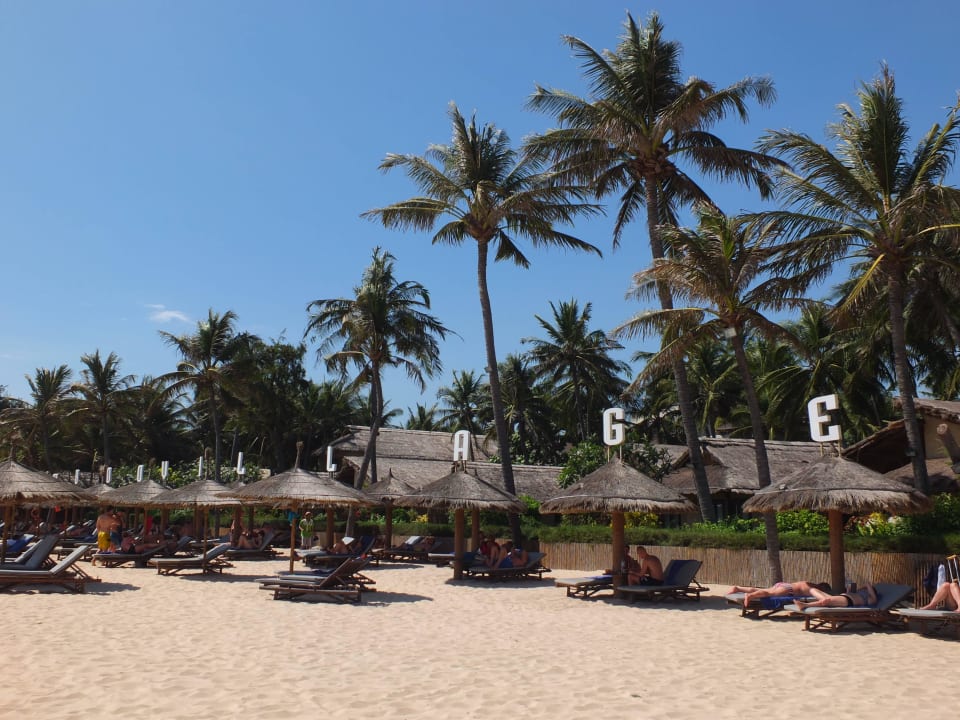 Viel Platz zwischen den Liegen Bamboo Village Beach Resort & Spa