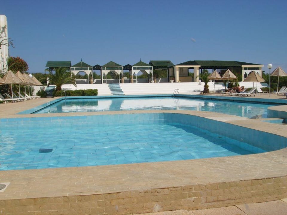 Blick über die Pool-Anlage Hotel Club Acquaviva