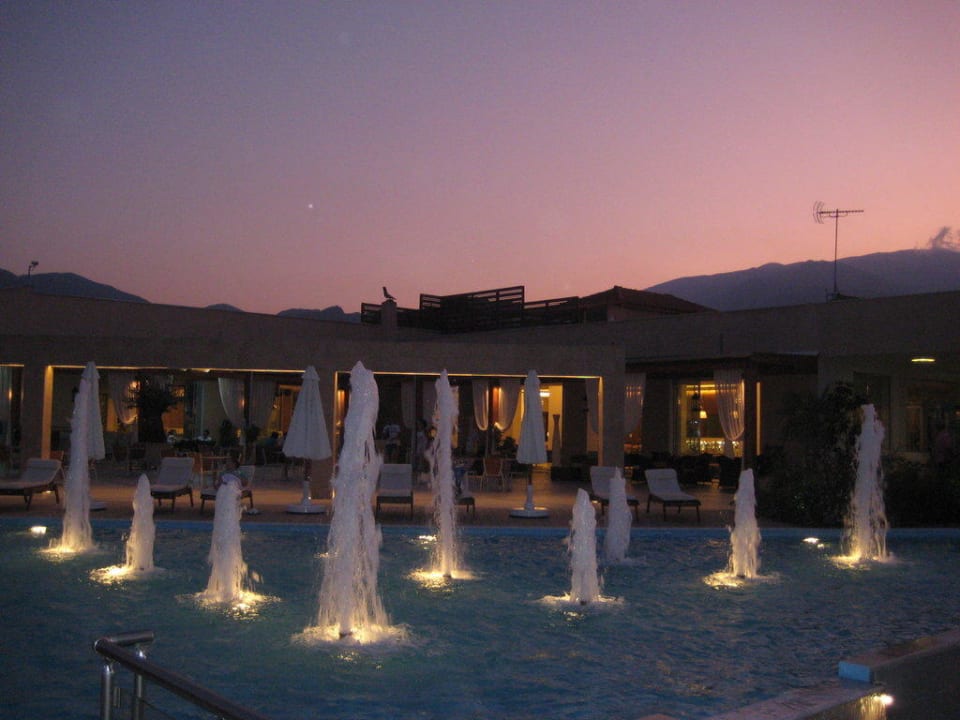 Wasserspiele am Abend alltoura Club Hotel Poseidon Palace