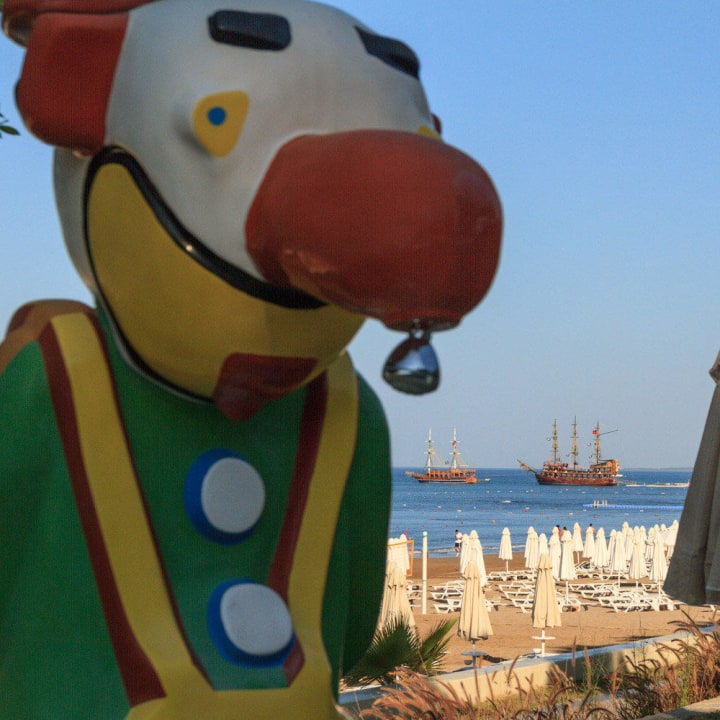 "Duschclown" am Pooleingang des Melas Village  Melas Holiday Village