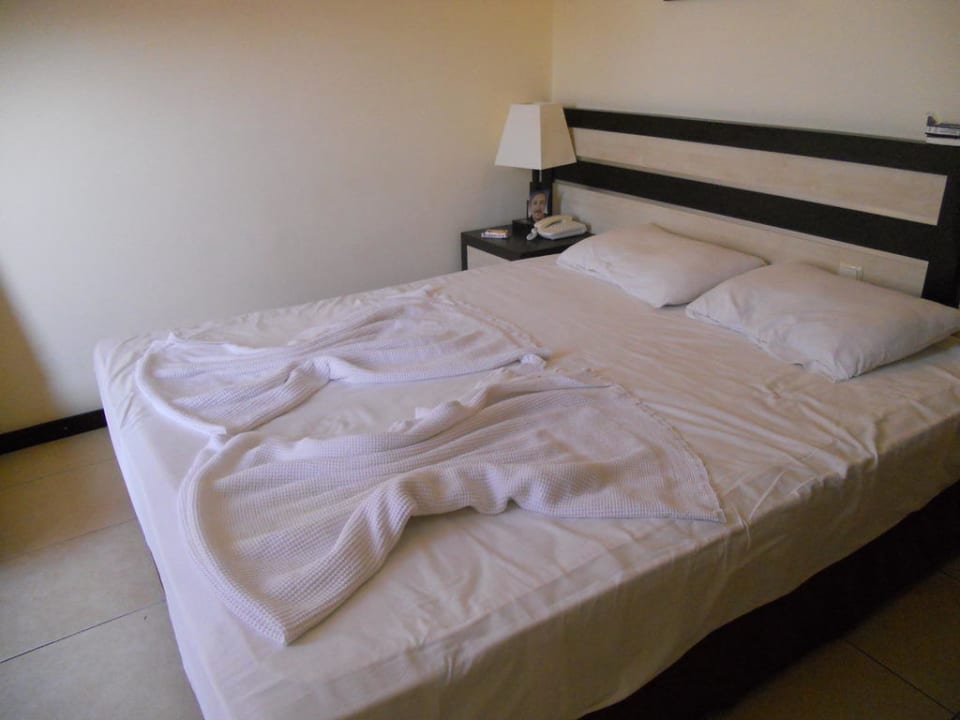 Schön gemachtes Bett Hotel Orfeus Park