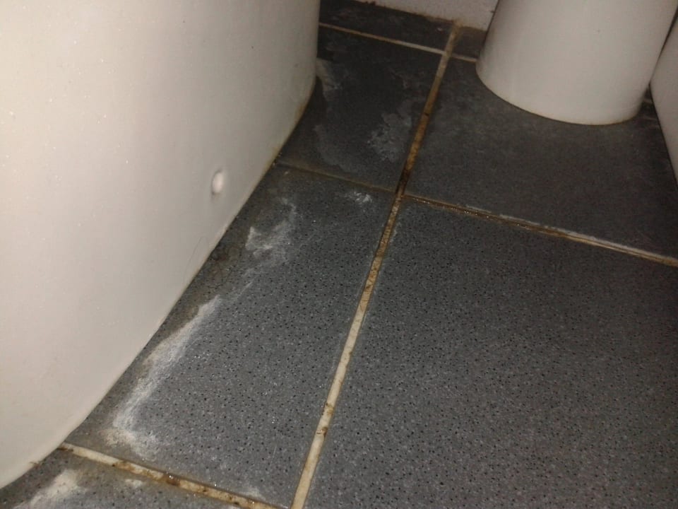 Boden an der Toilette sah auch die ganze Woche so  Hotel Geranion Village