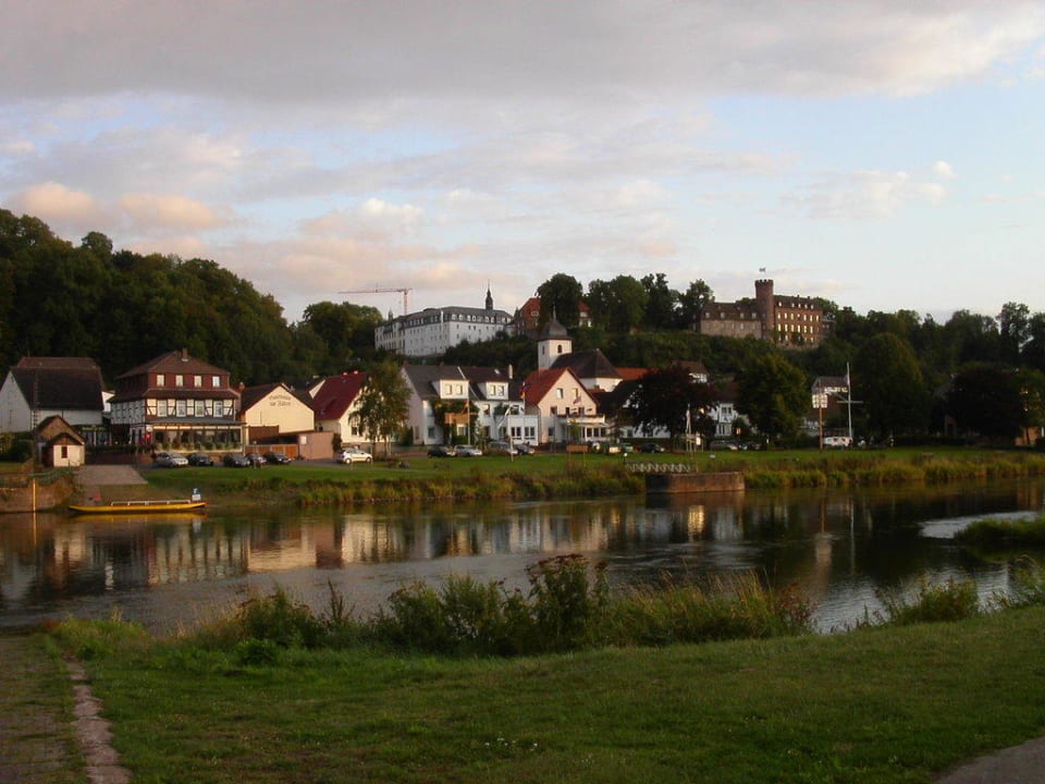 Die Weser und im Hintergrund die Burg Hotel Forsthof