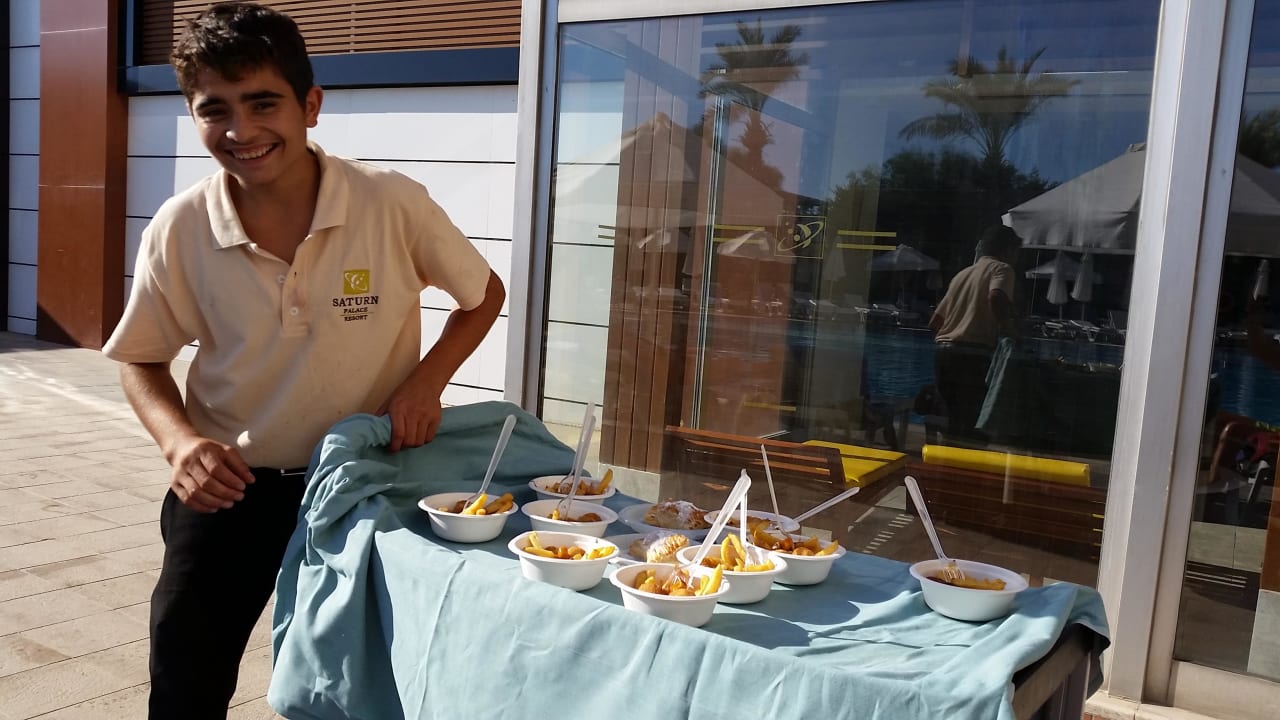 Es kommt immer einer mit Essen an der Liege vorbei Saturn Palace Resort Hotel