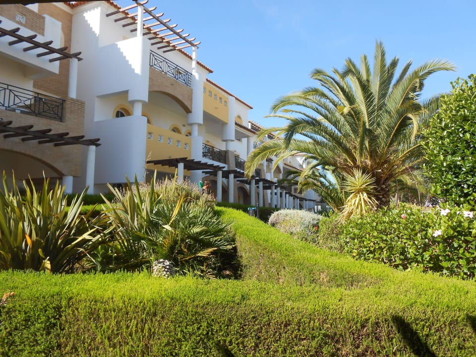 Blick zum dreigeschossigem Gebäude Hotel Luz Bay Club