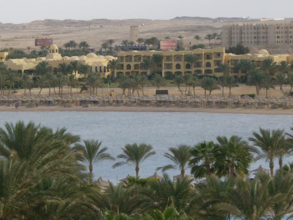 Gegenüber liegende Hotelanlage Steigenberger Coraya Beach - Adults only