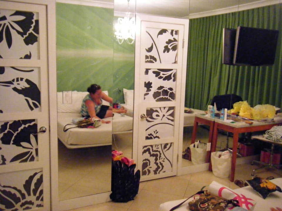 Spiegelwand auf einer Seite The President Hotel