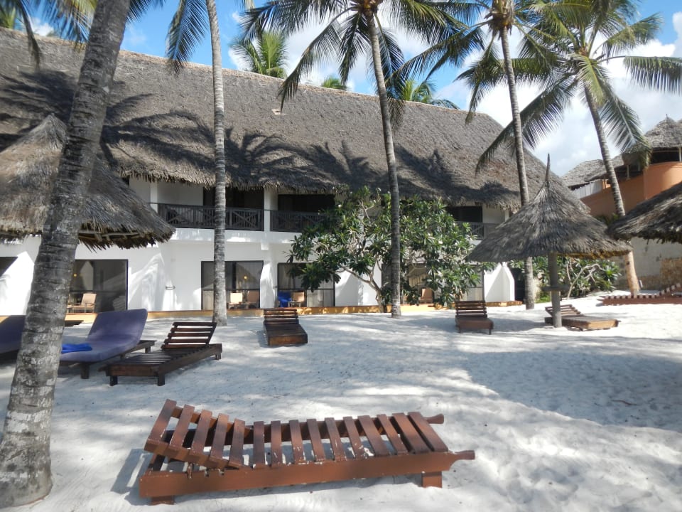 Blick vom strand auf die 14 Oceanview-Zimmer Turtle Bay Beach Club