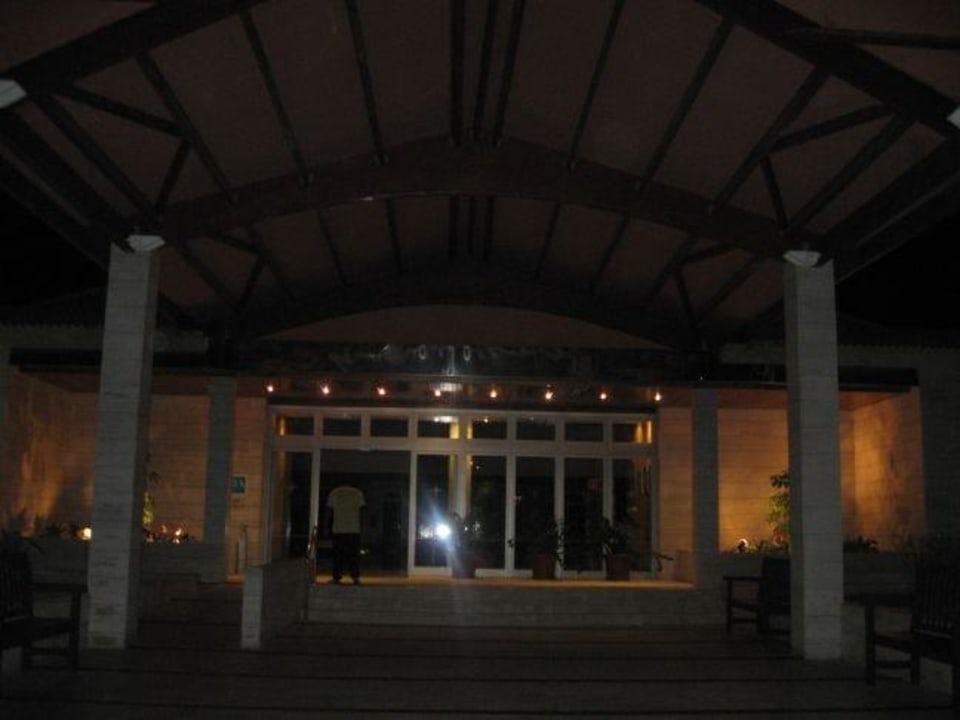 Hoteleingang bei Nacht Zafiro Cala Mesquida