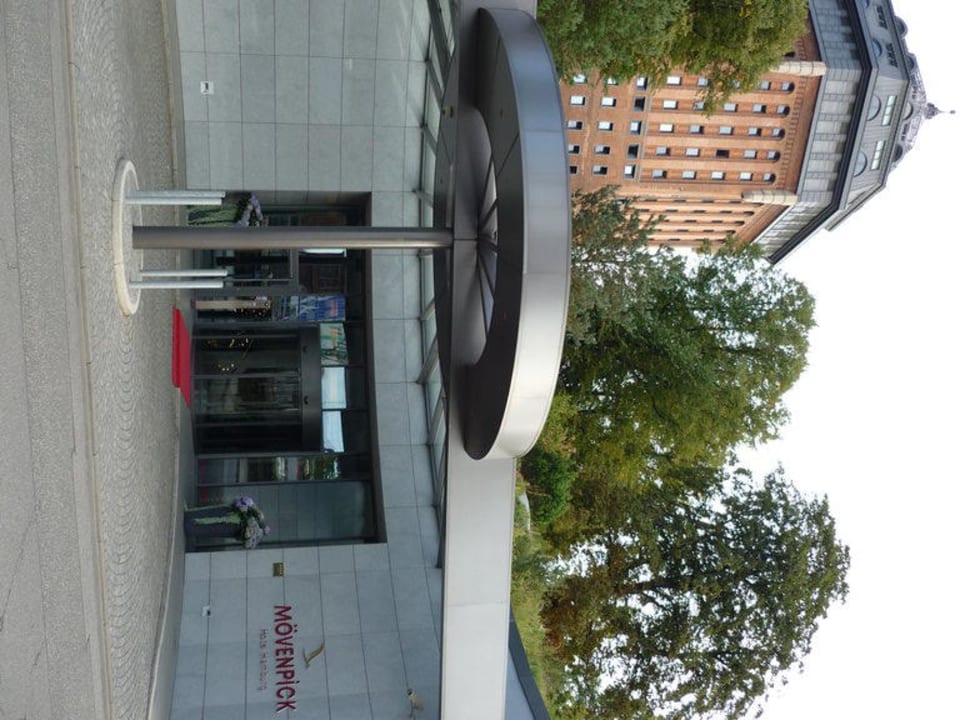 Hoteleingang Mövenpick Hotel Hamburg