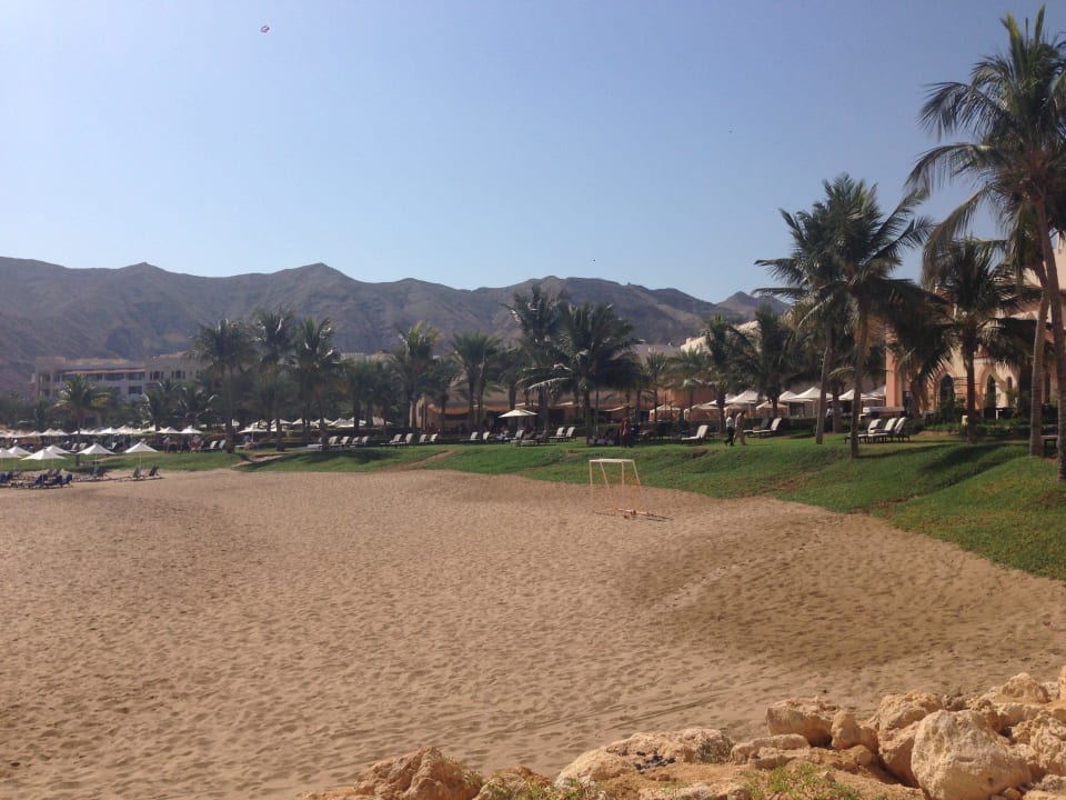 Teil des langen Sandstrand Shangri-La Barr Al Jissah Resort & Spa