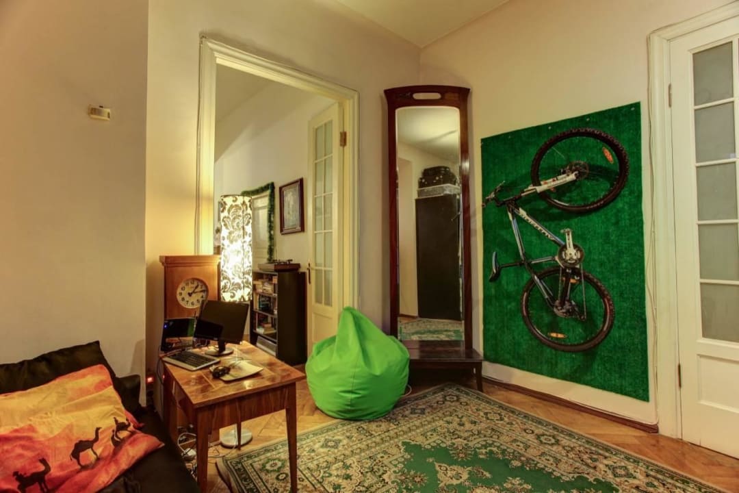 Холл и гостевой компьютер BroadSky Hostel