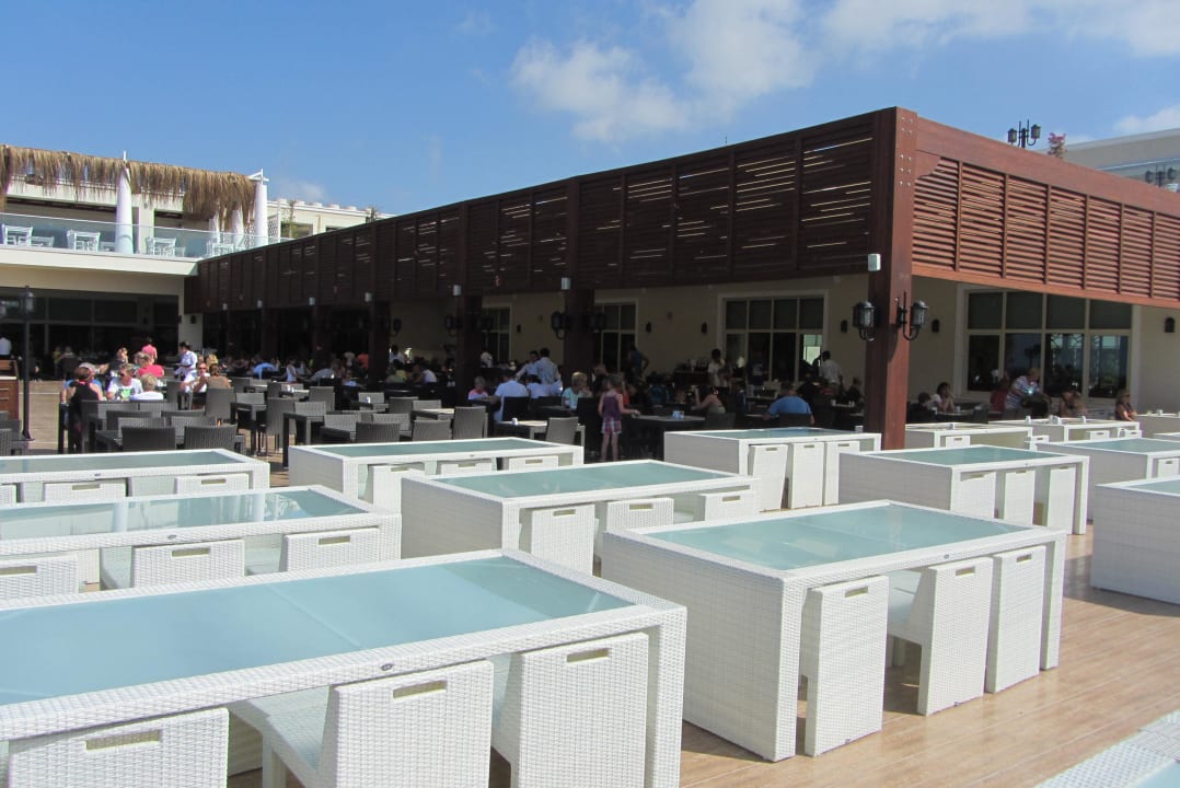 Hauptrestaurant mit Terrasse, oben das Spezialrestaurant Paloma Oceana