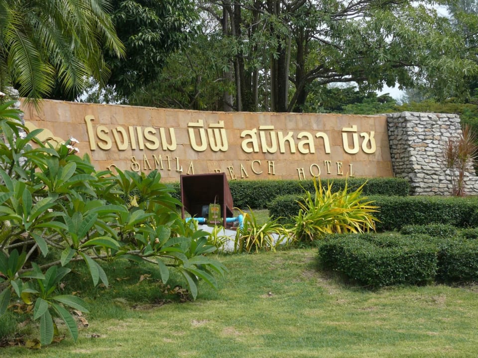 Hotelschild an der Einfahrt BP Samila Beach Hotel & Resort
