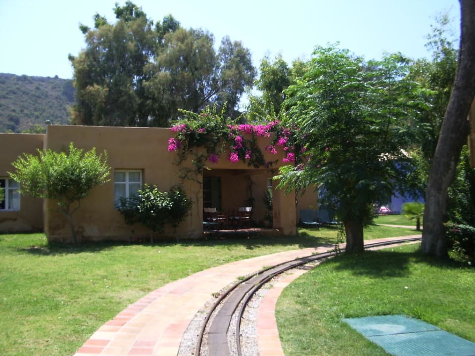 Bahnschienen in der Anlage Hotel Miramare Park