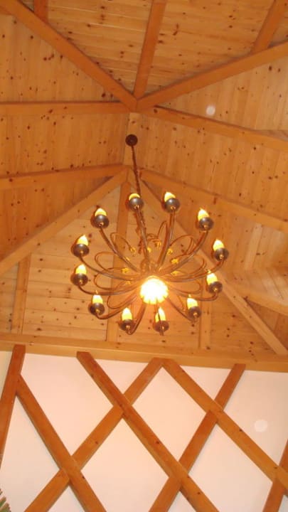 Holzdecke mit Kronleuchter Wellness- & Familienhotel Hanneshof