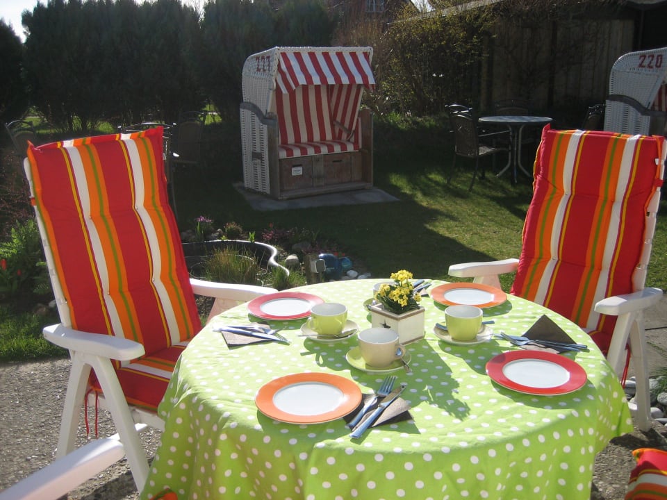 Gemütliches Frühstück an der Sonne. Gästehaus Üs Eilun