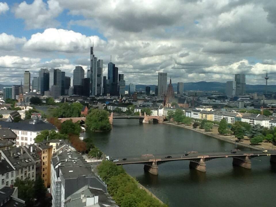 Wolken über Frankfurt Lindner Hotel Frankfurt Main Plaza, part of JdV by Hyatt