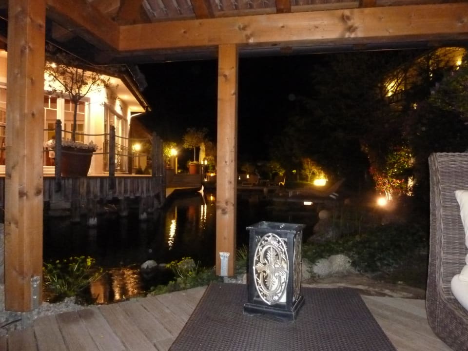 Abendstimmung am Koi-Teich (überdachter Sitzplatz) Feldhof DolceVita Resort