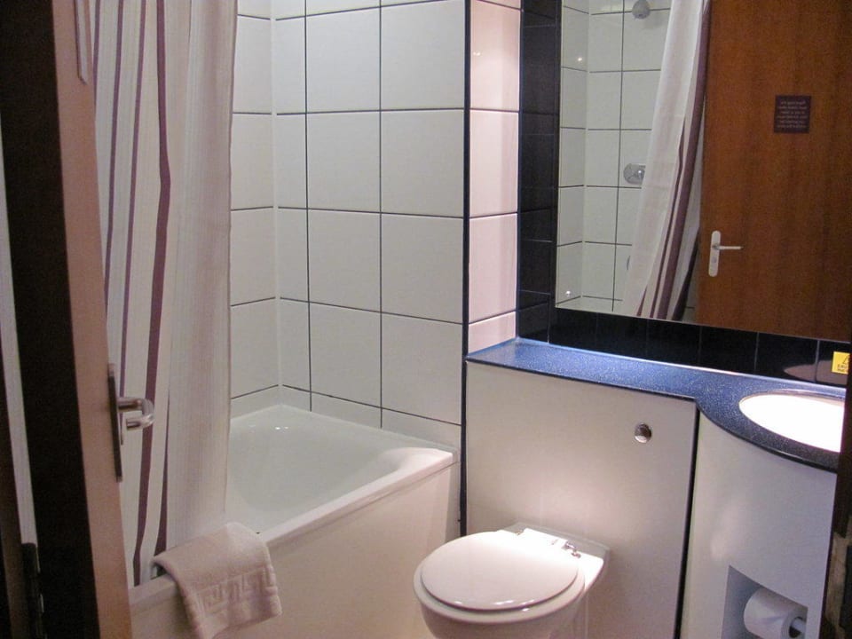 Bad im Zimmer Nr. 202 Hotel Premier Inn Central Lauriston Place