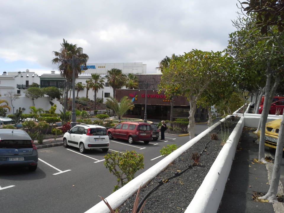 Hotel vom Parkplatz aus gesehen BLUESEA Costa Bastian