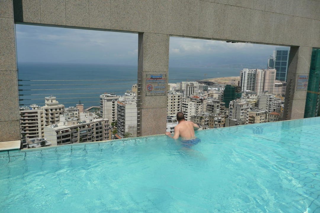 Ausblick vom Pool Gefinor Rotana Hotel