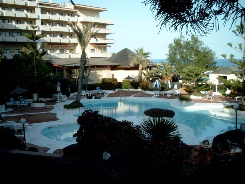 Hotel und Pool der Apartmentanlage Apartamentos Cancajos