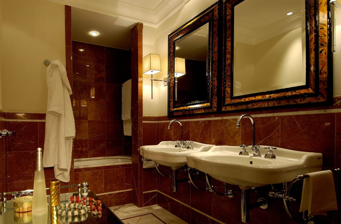 Prezioso bagno in marmo Hotel Corona d' Oro