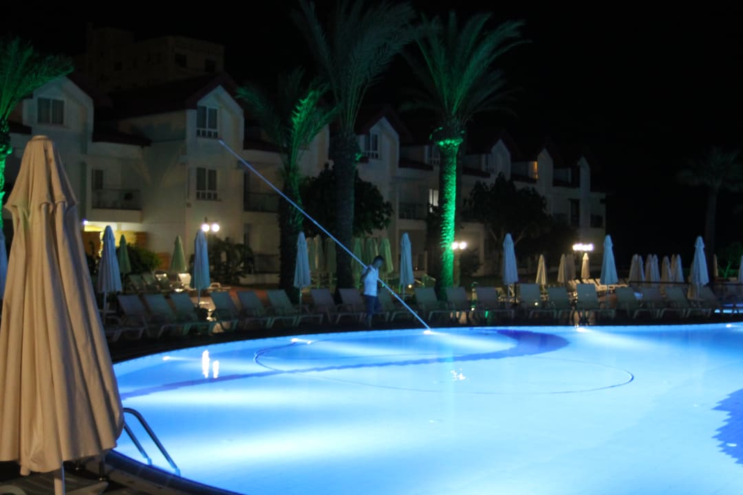 Wie jeden Abend- wird der Pool gesäubert  Salamis Bay Conti Resort Hotel & Casino