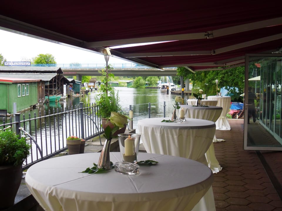 Terrasse mit Stehtischen Hotel Fackelgarten