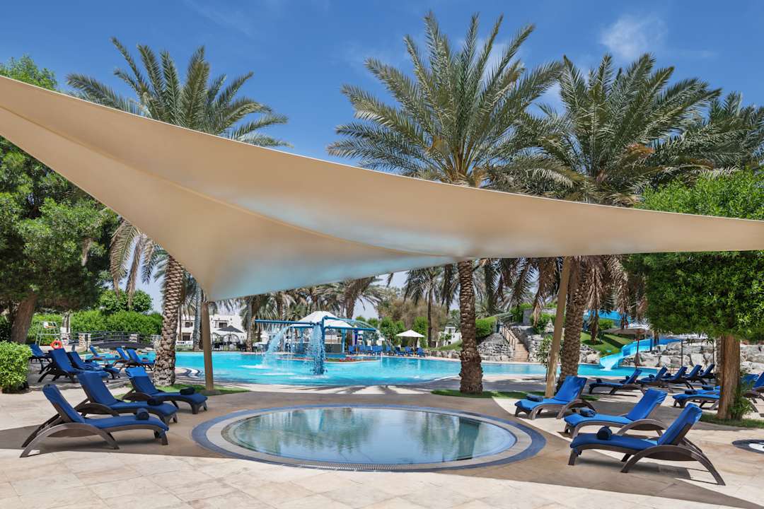 Pool Radisson Blu Hotel & Resort Al Ain