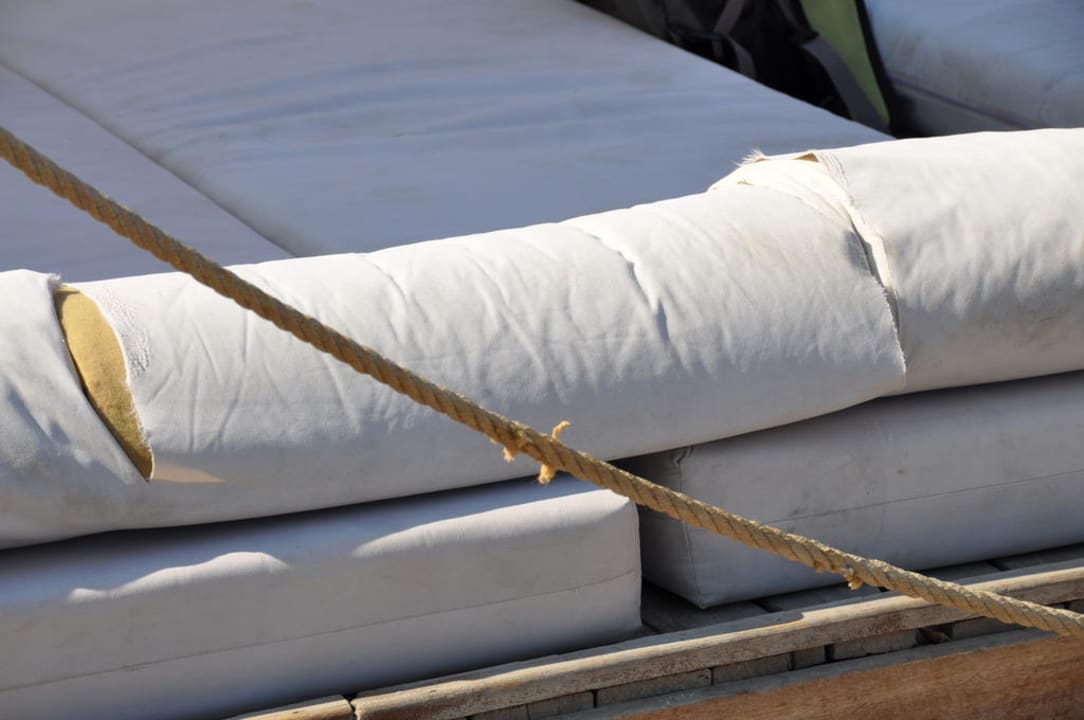 Poduszki przy barze Royal Arena Resort & Spa