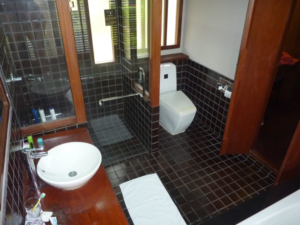 Schönes Badezimmer mit großer Dusche und Badewanne Khaolak Laguna Resort