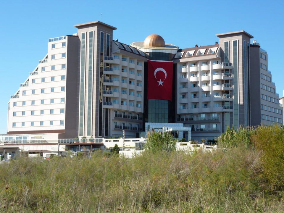 Hotel von der Straße aus Saturn Palace Resort Hotel