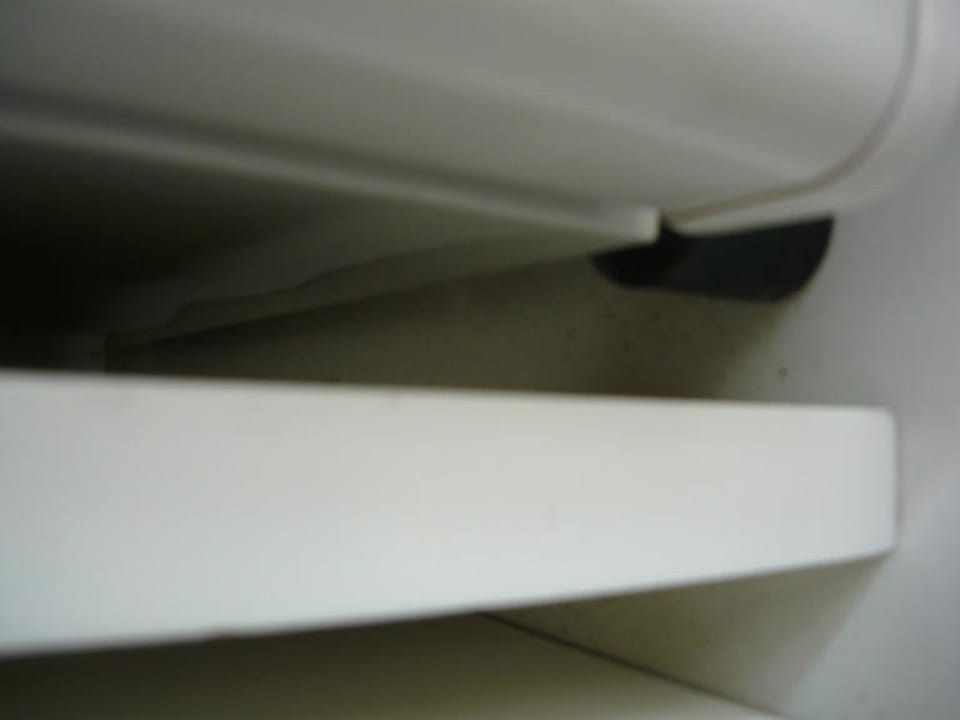 Staub der letzten 3 Jahre neben der Minibar SALA Phuket Mai Khao Beach Resort