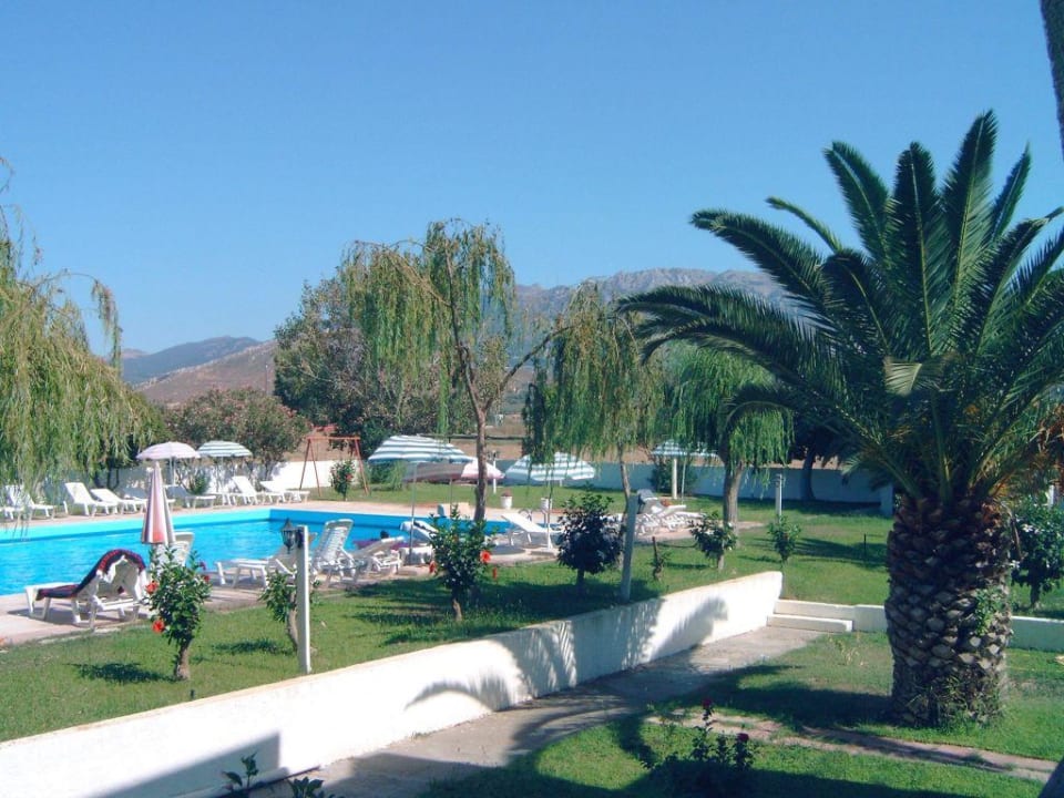 Pool mit Hotelgarten Hotel Hermes